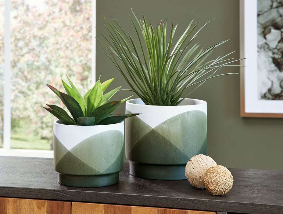 Ardenridge Planter (Set of 2) - Factory Furniture Outlet Store